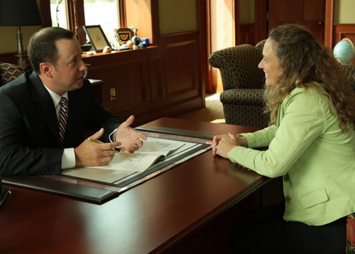 An advisor offers a personalized consult.